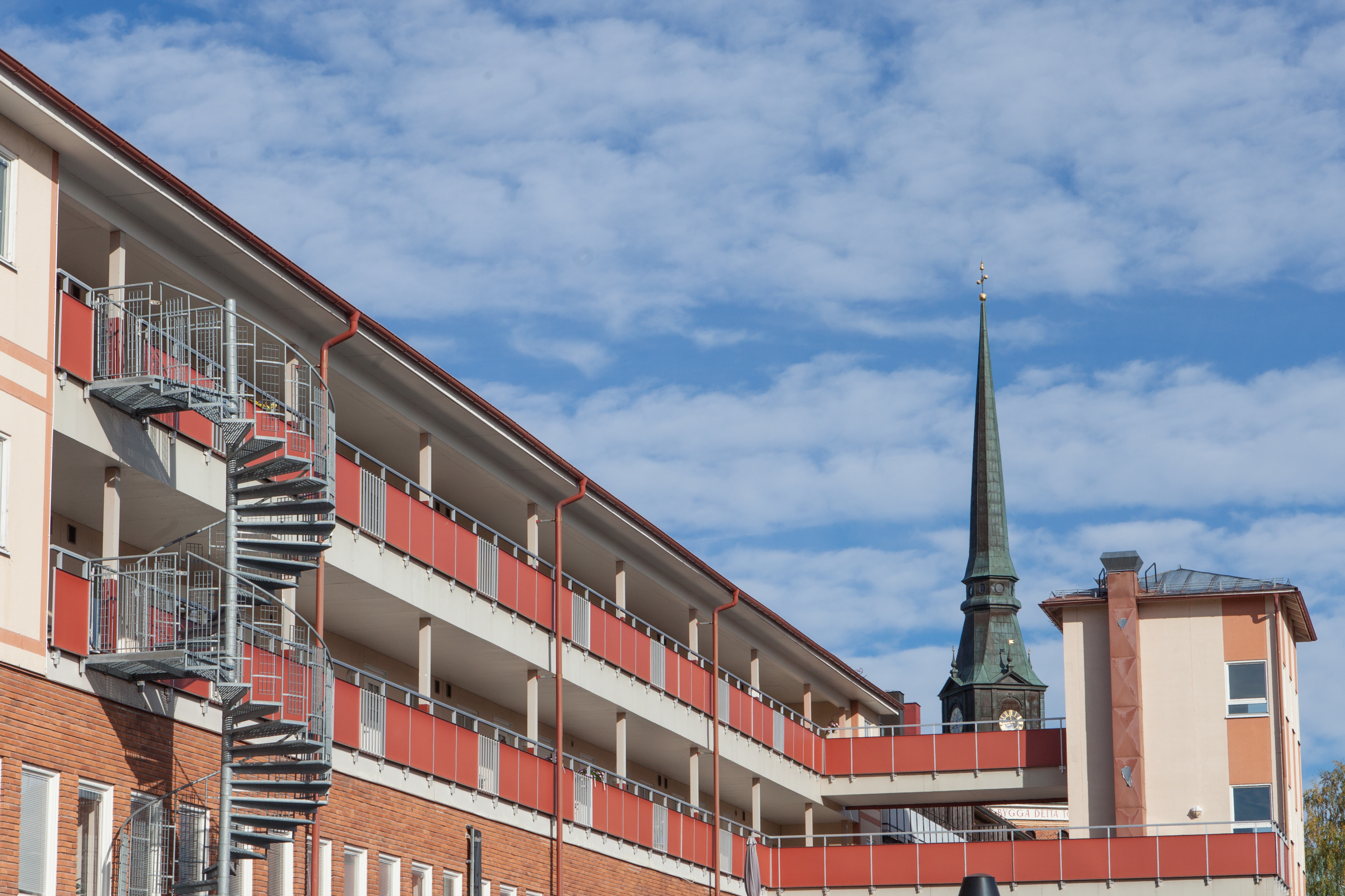 Bild som visar en byggnad och ett kyrktorn